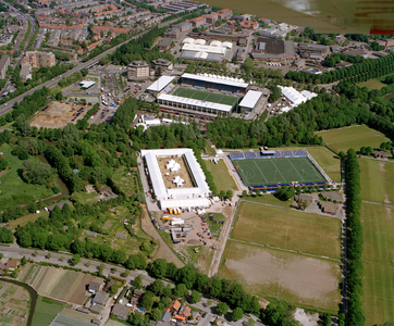 840385 Luchtfoto van het Sportpark Zoudenbalch (Laan van Maarschalkerweerd 15) te Utrecht, uit het zuiden, met het, ...